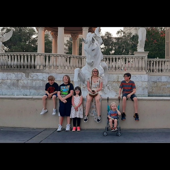 Meet your Posher, Stephanie - Picture 2 of 3